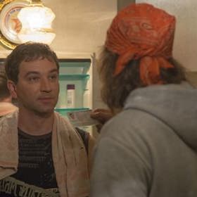 Právě mu teče do bot, protože ho má v hrsti mafián Vytloukal kvůli velkým dluhům. Pokud Honza neukradne z galerie obraz Dívky v modrém, tak je s ním amen.