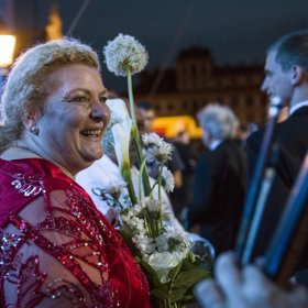 Ida Kelarová je romská zpěvačka, muzikantka, sbormistryně a hudební aranžérka.