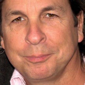 Režisér Peter Farrelly podroboval uchazeče o roli Mary svéráznému testu. Vytasil na ně svůj penis a rozhodoval se podle reakcí. Všem zúčastněným se za své obnažování po čase omluvil.