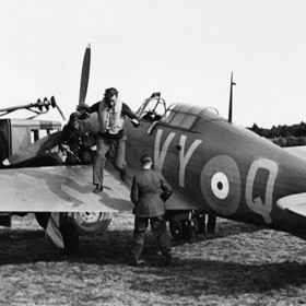 Když jí bylo 23 let, zamilovala se do příslušníka královského letectva RAF a hrdiny bitvy o Británii Petera Townsenda. Jenže ten nebyl šlechtického původu a navíc byl rozvedený, takže pomýšlet na sňatek bylo prakticky nemožné.