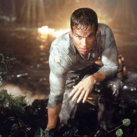 Než se režie filmu přiklepla Timu Burtonovi, byl ve hře i Roland Emmerich.