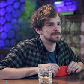 Indy (Petr Buchta)
Notorický nevyzrálý smolař. Ne vždy se řídí zdánlivě dobrými radami vlastního mozku. Dostává se pravidelně do problémů a zažívá řadu nečekaných příhod a nehod.