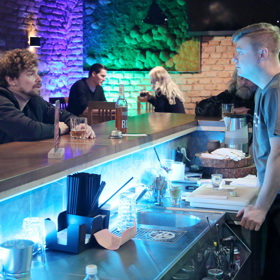 Hop (Michaela Dinhová)
Tajemná dívka, se kterou není radno si zahrávat. Její přítomnost Indyho mnohdy překvapí.