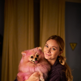 Áma (Barbora Mottlová)
Indyho nová spolubydlící má menší tajemství, které romanticky naladěného smolaře nepříjemně zaskočí. Postupně se z nich stávají kamarádi.