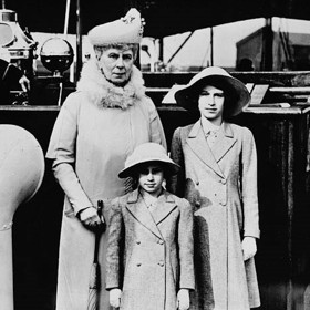 Britská královna Alžběta II. se doslova narodila pro trůn v moderní monarchii druhé poloviny 20. století. Je pracovitá, skromná, oddaná, bez skandálů, matka čtyř dětí, vlastně tak trochu „nudná“, ale o to spolehlivější. To její o čtyři roky mladší sestra Margaret (1930–2002) byla úplně jiná a být královnou by si jistě užila daleko víc než její sestra…