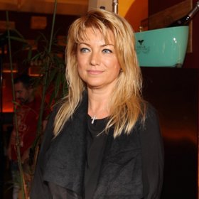 Se svým manželem Dušanem Rapošem a s dvěma dcerami Tarou a Ritou žije v Havířově.