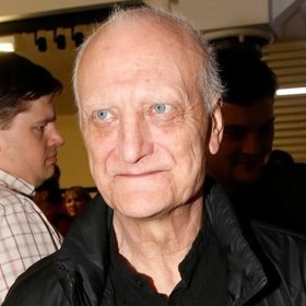 V roce 1983 přesídlil do Amsterdamu. Tam založil vlastní architektonické a designové studio Aletrego. V Nizozemsku se Bořek Šípek oženil s anglickou tanečnicí a choreografkou Bambi Uden. 