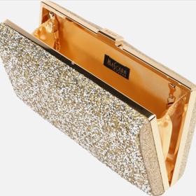 Nebojte se na ples sáhnout po kabelce poseté flitry či třpytkami. Takový model krásně oživí váš outfit. 