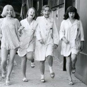 Jeho hrdinkami jsou dívky a ženy pracující mezi stohy talířů ve velkém skladu jedné porcelánky.