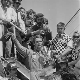 Měl poškozené plíce, hlavu a i další části těla měl těžce popálené. Musel podstoupit plastickou operaci obličeje. S následky nehody se potýkal až do konce svého života.