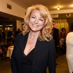 Vystudovala herectví na ostravské konzervatoři a psychologii na Univerzitě Palackého v Olomouci.