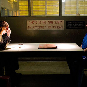 Okamžik zlomu je kritiky hodnocen poměrně kladně. Jedna z recenzí dokonce říká, že od této detektivky se neodchází.