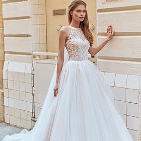 V letošním roce se šaty ke krku rozhodně krok vedle neuděláte.