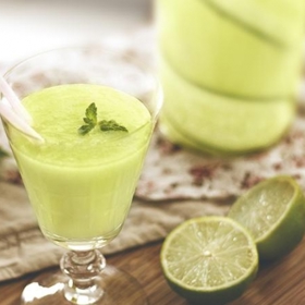 Okurková limonáda

Ingredience
2 salátové okurky

½ šálku vody

1 litr vody

4 lžíce třtinového cukru

1 limetka

Postup:

Okurky nejprve oloupeme a nakrájíme na tenká kolečka, pak je společně s ½ šálkem vody a šťávou z limetky rozmixujeme.

Do větší sklenice nebo misky přecedíme pyré přes sítko pomocí lžíce. Mícháme a mačkáme lžící, abychom co nejlépe oddělili tekutinu.

Okurkovou šťávu zalijeme vodou a vmícháme třtinový cukr. Dochutíme podle potřeby, dáme zchladit a za pár hodin podáváme s ledem.