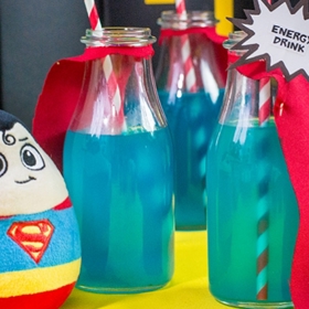 Energy drink Superman

500 ml kokosové vody

4 citrony

2 limetky

3/4 hrnku cukru

1 l vody

modré potravinářské barvivo

Postup:

Z citronů a limetek vymačkáme šťávu, scedíme přes sítko, nalijeme do džbánku a přidáme kokosovou vodu.

Smícháme cukr s jedním hrnkem vody a na nízké teplotě ohříváme, dokud se cukr nerozpustí.

Zbytek vody nalijeme do džbánku. Podle chuti přidáváme připravený sirup, dokud není limonáda dostatečně sladká.

Nakonec přidáme trochu potravinářského barviva, aby limonáda získala superbarvu.