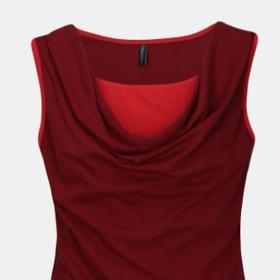 Tričko vyrobené ze 100% organické bavlny. Jeho nařasení v dekoltu působí elegantně. 