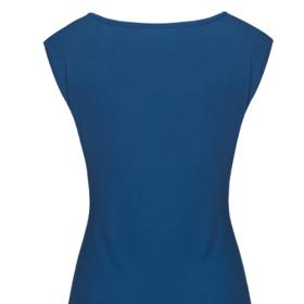 Toto tričko s lodičkovým výstřihem se bude hodit, jak k sukni a saku, tak ke kalhotám s teniskami.