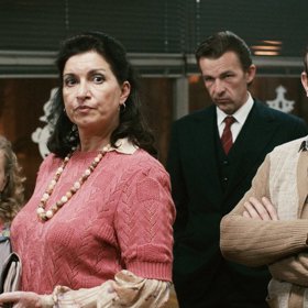 Spolu s nimi pak hledá způsob, jak se zbavit učitelky, bezdětné vdovy po vysokém armádním důstojníkovi.