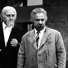 Hrdiny komedie plné krkolomných absurdních zápletek, záměn, zmatků a rozuzlení jsou meloucháři Jarda Zemánek a Franta Liška, kterým nic není svaté.