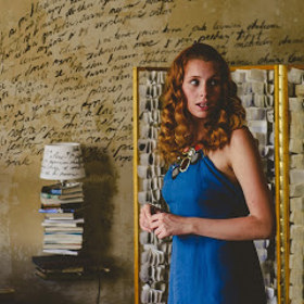 Miluji tě modře je český film režiséra Miloslava Šmídmajera podle scénáře Jaroslava Papouška. Pojednává o mladém malíři a kunsthistorikovi, který žije s matkou. Jednoho dne potká dívku Terezu a utká se o její přízeň s jejím přítelem Igorem.