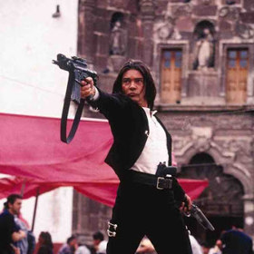 Když jej ale zkorumpovaný agent CIA Sands (Johnny Depp) najme k překažení plánu zákeřného bosse Barilla.