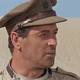 Děj Tobruku se snaží zachytit syrovou atmosféru války bez příkras a patosu. Začíná se v egyptském výcvikovém táboře. Zde má divák možnost se seznámit se životem, společenstvím a problémy tehdejších vojáků z pohledu nováčka a idealisty vojína Pospíchala.