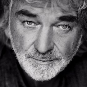 Během svého profesního života jako herec postupně působil v několika divadlech: královéhradeckém Divadle Vítězného února, ústeckém Činoherním studiu, zájezdovém divadle Dílna 24, pražské Ypsilonce a nakonec v Činoherním klubu. Hostoval i v Národním divadle.