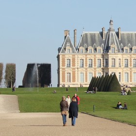 Stalo se tak na zámku Sceaux nedaleko Paříže. Sestra Désirée, Julie, se provdala za Napoleonova bratra Josefa.