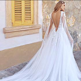 S těmito šaty budete rozhodně za princeznu. Nebojte se vyzývavého výstřihu vzadu a dlouhé vlečky. 