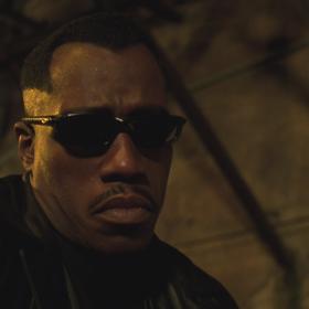 Blade, který je sám napůl upírem, pátrá po svém příteli a pomocníkovi Abrahamu Whistlerovi, který sice údajně zemřel, ve skutečnosti však žije v zajetí upírů.