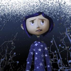 Přestěhovala se s rodiči na nudný venkov. 