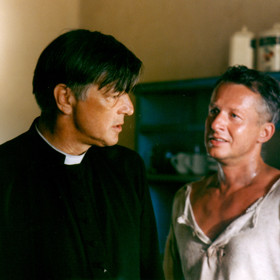 Drama z léta roku 1943, tedy z období, kdy okupované Československo figurovalo na mapách coby Protektorát Čechy a Morava. Odehrává se v moravské vesnici Lakotice, kde není jediný Němec, kam válečné události jako by ani nedoléhaly.