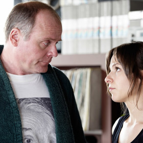 Taky tátu, co býval novinář a rocker a teď píše do bulváru a macechu Sábu, kterou nemůže vystát. 