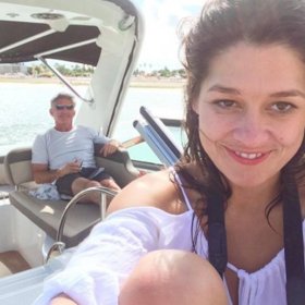 Vystudovala Střední odbornou školu v Praze.