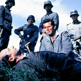 Steve McQueen v hlavní roli amerického válečného filmu z 1963. Ani plot zajateckého tábora nezničil jejich touhu bojovat s nepřítelem.  