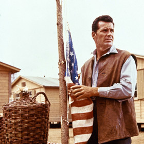 Do zvláštního tábora, který za druhé světové války nejvyšší německé velení vybudovalo pro nejproblémovější zajatce spojeneckých armád, přiváží eskorta nové vězně. 