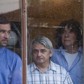  V několika časových rovinách vypráví příběh spolužáků, kteří spolu prožívají různé životní etapy.