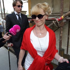 Po studiích na DAMU, kterou absolvovala v roce 1981, působila v divadle v Kladně a v Mladé Boleslavi. V letech 1983–1997 spolupracovala na různých divadelních projektech s Volným spojením režisérů.