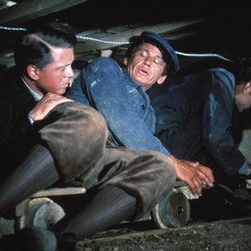 Místní velitel, plukovník von Luger je pevně přesvědčen, že se nikomu ven uniknout nepodaří. A proto nemá smysl ani něco podobného plánovat. 