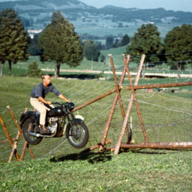 Velitel zajatců Bartlett, jemuž se v minulosti podařilo připravit již několik úspěšných útěků, navrhne svému nadřízenému Ramseymu akci, při níž by z tábora najednou zmizelo dvě stě padesát zajatců.