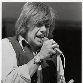 Na jejím základě podstoupil psychiatrické vyšetření, které mělo za následek získání modré knížky, která ho osvobozovala od služby v armádě. Po propuštění z léčebny v Bohnicích se stal kulisákem v divadle Jiřího Wolkera.