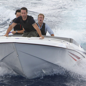 Alex O’Loughlin je hvězdou krimi seriálu Hawaii 5-0, který můžete sledovat i v našich televizích. Než se začal naplno věnovat herectví, pracoval jako instalatér.