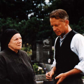 Sekal má za sebou krušné dětství nemanželského dítěte, kterým všichni pohrdají, nic mu nepatří, slušné děvče si ho ani nevšimne.