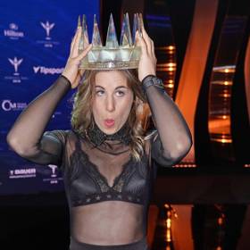 Jako první sportovec v olympijské historii tak vyhrála na jedné zimní olympiádě disciplíny s různým vybavením.