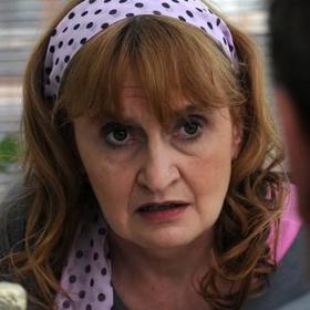 Velká rodina, zahrnující Helenina syna Adama, který je ve věcech manželské věrnosti tolik podobný svému otci, Adamovu ženu Belu, jejich synky Bastíka a Maxe.