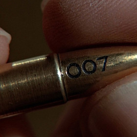 Titulní znělku nazpívala skotská zpěvačka Lulu.