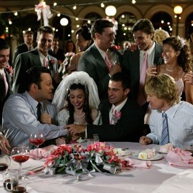 Pod falešnými jmény se jako dávní rodinní přátelé vtírají na cizí svatby, kde to vždy pořádně roztočí, dobře se nají, pobaví se a užijí si s pěknými dívkami.