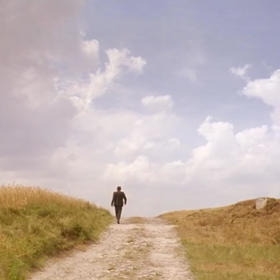 Dvanáct bohatých statkářů zde však žije ve strachu z nemanželského syna jednoho z nich.