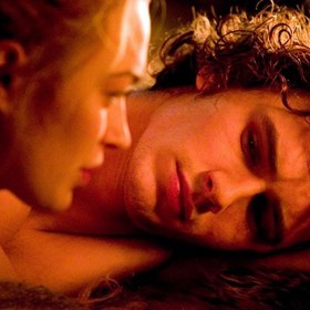 ...bylo rázem po idylce a James začal v duchu proklínat svého učitelé herectví...