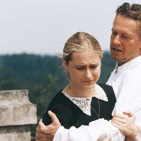 Je zatrpklý a krutý, nenávidí všechno a všechny. S protektorátem přišel jeho čas. Udává sedláky ze zločinů proti Říši a za odměnu dostává jejich majetky.